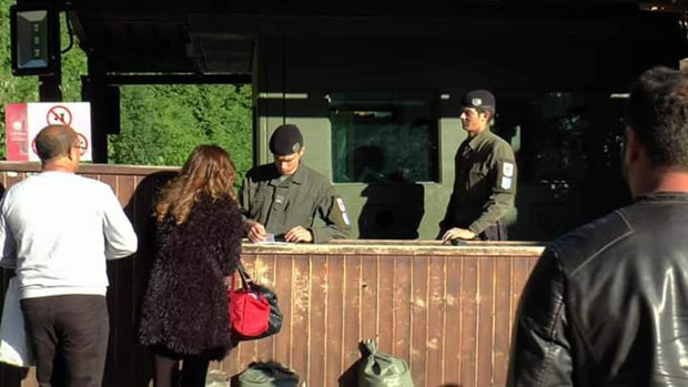 Монаси се уздају у Стефана Дечанског, а КФОР у већи број војника: Како живе Дечани после наговештаја о нападу